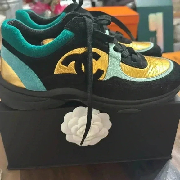 Chanel Black/Gold Suede and Leather CC Low Top Sneakers

NEW NEVER WORN - Picture 6 of 10